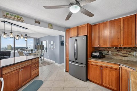 Condo in Daytona Beach, Florida, 2 bedrooms  № 2099888 - photo 11