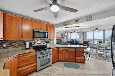 Condo in Daytona Beach, Florida, 2 bedrooms  № 2099888 - photo 12