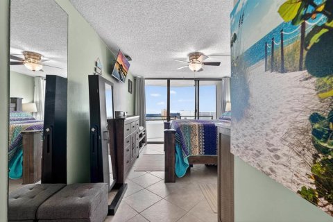 Condo in Daytona Beach, Florida, 2 bedrooms  № 2099888 - photo 19