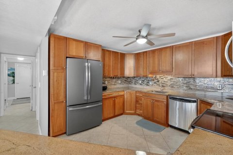Condo in Daytona Beach, Florida, 2 bedrooms  № 2099888 - photo 13