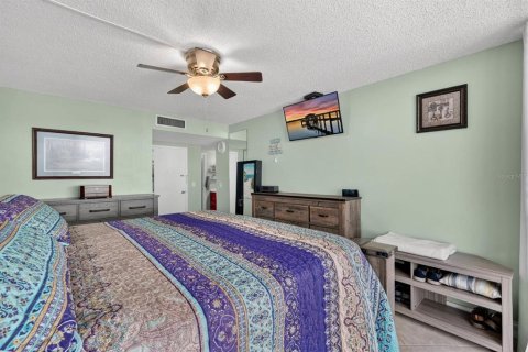 Condo in Daytona Beach, Florida, 2 bedrooms  № 2099888 - photo 17