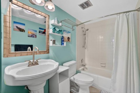 Condo in Daytona Beach, Florida, 2 bedrooms  № 2099888 - photo 25