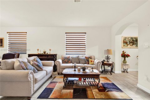 Casa en venta en Homestead, Florida, 5 dormitorios, 238.57 m2 № 1974097 - foto 9