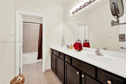 Casa en venta en Homestead, Florida, 5 dormitorios, 238.57 m2 № 1974097 - foto 30