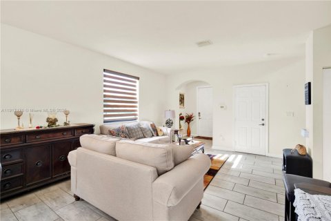 Casa en venta en Homestead, Florida, 5 dormitorios, 238.57 m2 № 1974097 - foto 10