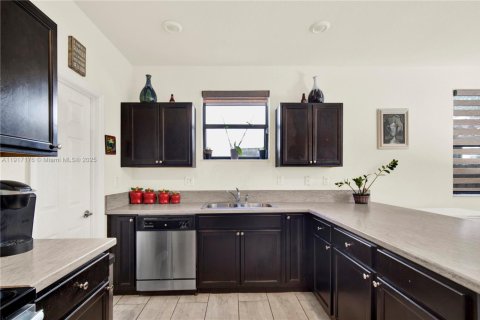 Casa en venta en Homestead, Florida, 5 dormitorios, 238.57 m2 № 1974097 - foto 19