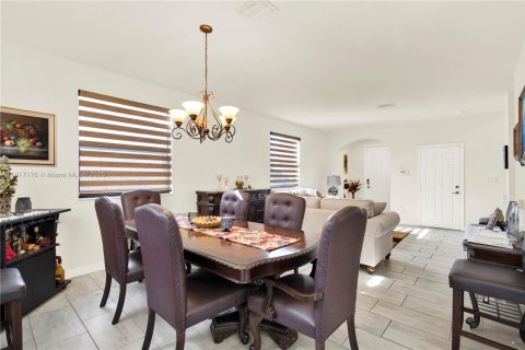 Casa en venta en Homestead, Florida, 5 dormitorios, 238.57 m2 № 1974097 - foto 12