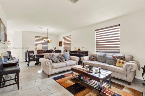 Casa en venta en Homestead, Florida, 5 dormitorios, 238.57 m2 № 1974097 - foto 7