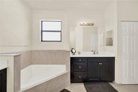 Casa en venta en Homestead, Florida, 5 dormitorios, 238.57 m2 № 1974097 - foto 26