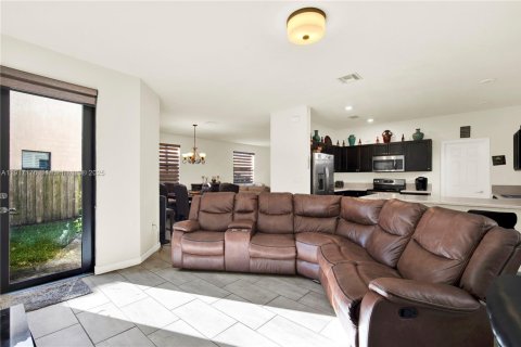 Casa en venta en Homestead, Florida, 5 dormitorios, 238.57 m2 № 1974097 - foto 16