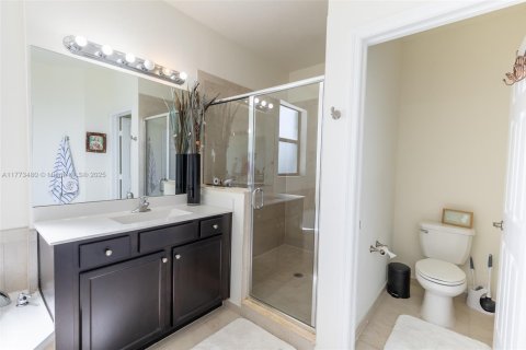 Casa en venta en Hialeah, Florida, 3 dormitorios, 223.52 m2 № 1727985 - foto 26