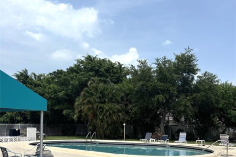 Condo in Hollywood, Florida, 2 bedrooms  № 1182412 - photo 1