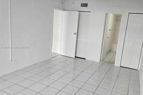 Снять в аренду кондоминиум в Норт-Майами, Флорида 1 спальня, 68.75м2, № 1986058 - фото 9