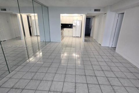 Снять в аренду кондоминиум в Норт-Майами, Флорида 1 спальня, 68.75м2, № 1986058 - фото 1