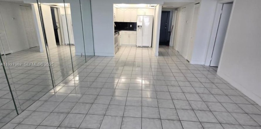 Кондоминиум с 1 спальней в Норт-Майами, Флорида № 1986058