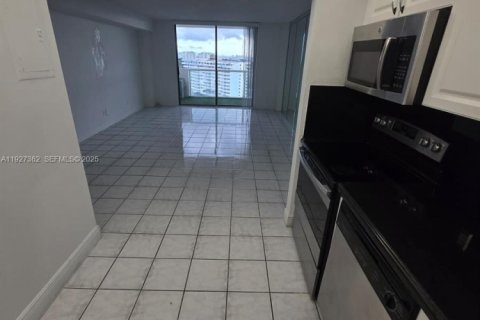 Снять в аренду кондоминиум в Норт-Майами, Флорида 1 спальня, 68.75м2, № 1986058 - фото 3