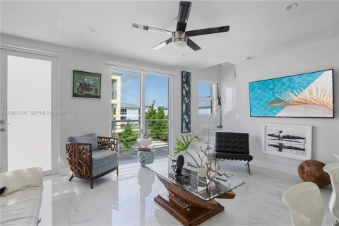 House in Key Largo, Florida 3 bedrooms, 132.66 sq.m. № 2052580 - photo 17