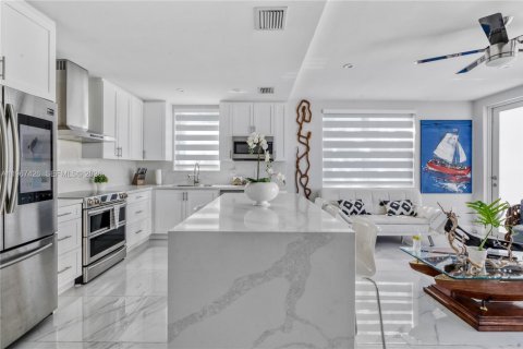 House in Key Largo, Florida 3 bedrooms, 132.66 sq.m. № 2052580 - photo 9