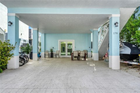 House in Key Largo, Florida 3 bedrooms, 132.66 sq.m. № 2052580