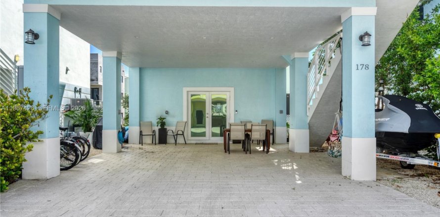 House in Key Largo, Florida 3 bedrooms, 132.66 sq.m. № 2052580