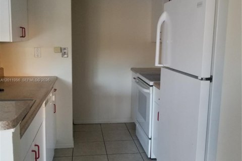 Снять в аренду кондоминиум в Майами, Флорида 3 спальни, 91.69м2, № 2074985 - фото 11