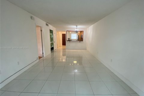 Снять в аренду кондоминиум в Майами-Бич, Флорида 1 спальня, 76.92м2, № 1998459 - фото 2