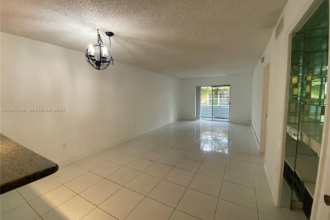 Снять в аренду кондоминиум в Майами-Бич, Флорида 1 спальня, 76.92м2, № 1998459 - фото 3