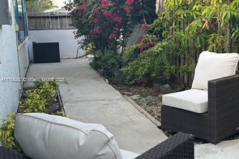Casa en venta en North Miami, Florida, 4 dormitorios, 251.21 m2 № 1820076 - foto 1