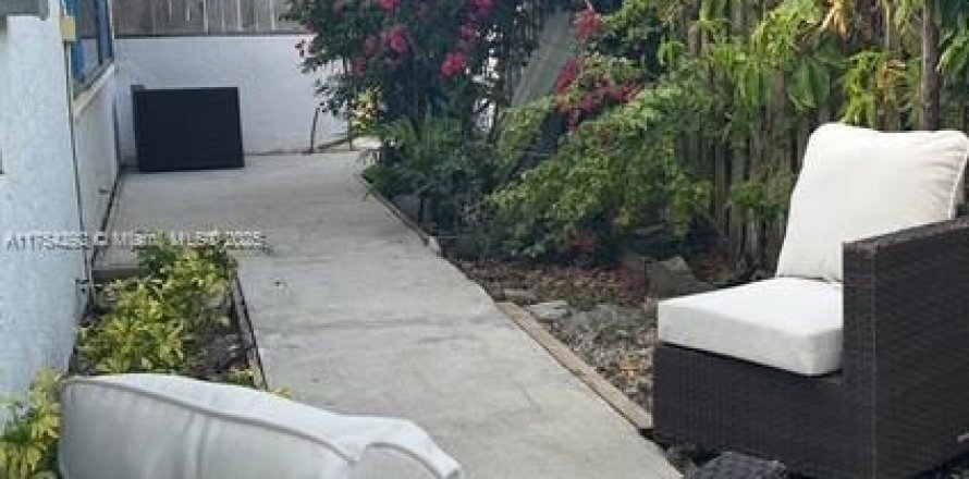 Casa en North Miami, Florida 4 dormitorios, 251.21 m2 № 1820076
