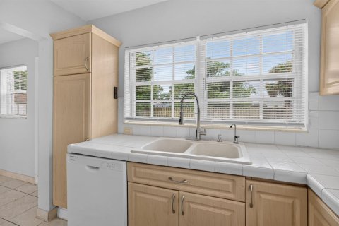 Villa ou maison à louer à Oakland Park, Floride: 2 chambres, 81.38 m2 № 2383023 - photo 14