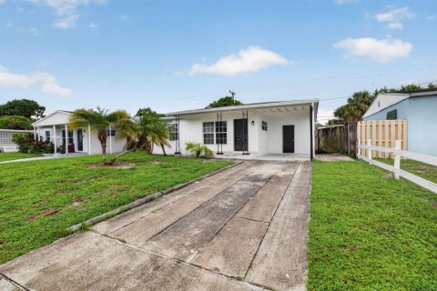 Villa ou maison à louer à Oakland Park, Floride: 2 chambres, 81.38 m2 № 2383023 - photo 2