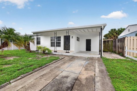 Villa ou maison à louer à Oakland Park, Floride: 2 chambres, 81.38 m2 № 2383023 - photo 3