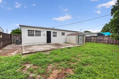 Villa ou maison à louer à Oakland Park, Floride: 2 chambres, 81.38 m2 № 2383023 - photo 28