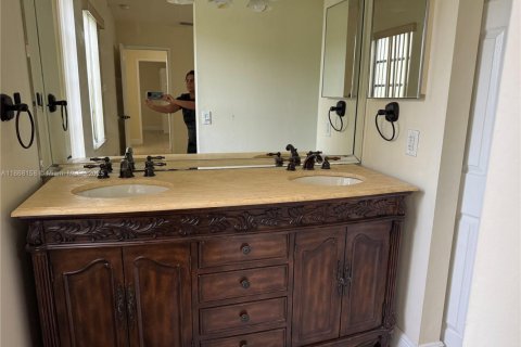 Condo in Miami, Florida, 3 bedrooms  № 1921299 - photo 19