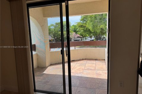 Condo in Miami, Florida, 3 bedrooms  № 1921299 - photo 9