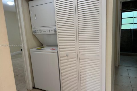 Condo in Miami, Florida, 3 bedrooms  № 1921299 - photo 17