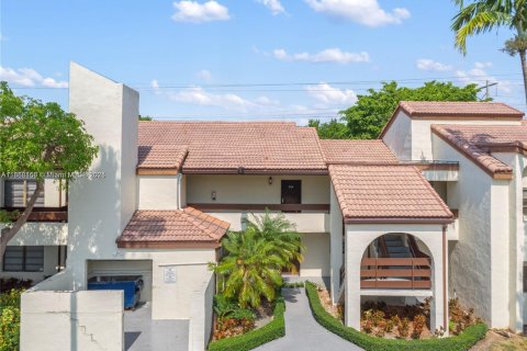 Condo in Miami, Florida, 3 bedrooms  № 1921299 - photo 1
