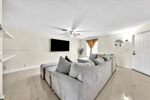 Townhouse in Sunrise, Florida 3 bedrooms, 162.58 sq.m. № 1940036 - photo 12