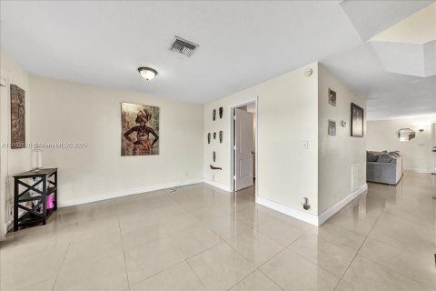 Townhouse in Sunrise, Florida 3 bedrooms, 162.58 sq.m. № 1940036 - photo 20