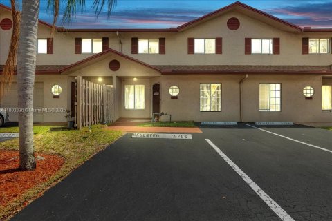 Townhouse in Sunrise, Florida 3 bedrooms, 162.58 sq.m. № 1940036 - photo 1