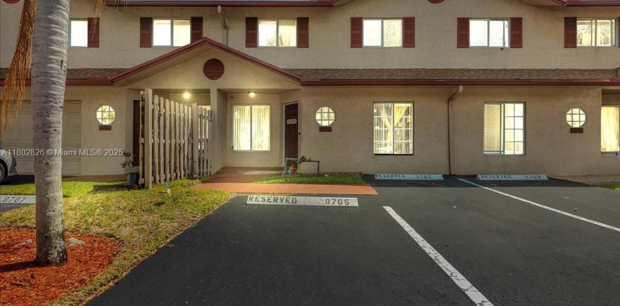 Townhouse in Sunrise, Florida 3 bedrooms, 162.58 sq.m. № 1940036