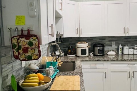 Casa en venta en Tampa, Florida, 4 dormitorios, 117.06 m2 № 2077593 - foto 5