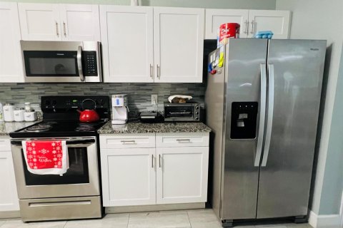 Casa en venta en Tampa, Florida, 4 dormitorios, 117.06 m2 № 2077593 - foto 9