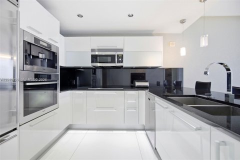 Condo in Sunny Isles Beach, Florida, 1 bedroom  № 2076639 - photo 22