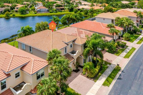 House in Fort Myers, Florida 5 bedrooms, 339.93 sq.m. № 2389605 - photo 2