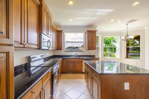 House in Fort Myers, Florida 5 bedrooms, 339.93 sq.m. № 2389605 - photo 17