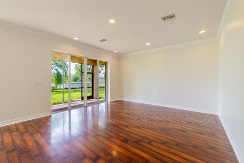 House in Fort Myers, Florida 5 bedrooms, 339.93 sq.m. № 2389605 - photo 29
