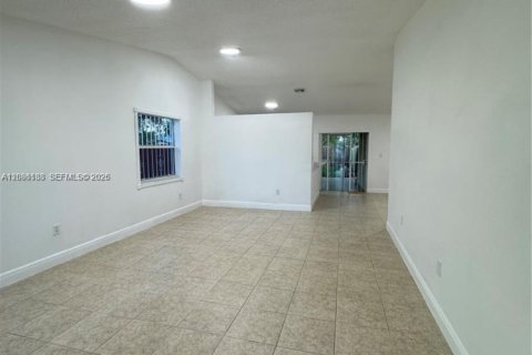 Villa ou maison à louer à Homestead, Floride: 3 chambres, 126.07 m2 № 2367821 - photo 3