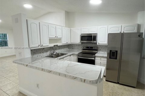 Villa ou maison à louer à Homestead, Floride: 3 chambres, 126.07 m2 № 2367821 - photo 4