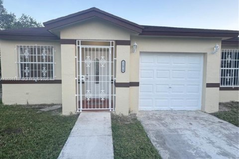 Villa ou maison à louer à Homestead, Floride: 3 chambres, 126.07 m2 № 2367821 - photo 2